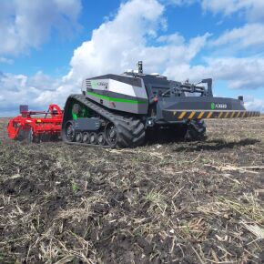 Tento stroj už je robotickým traktorem klasické koncepce. Traktor bez kabiny.